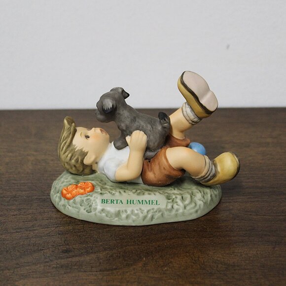 Berta Hummel Figurine "Pals" BH4 Goebel 1996 Boy Playing With Dog With Ball - Picture 8 of 8